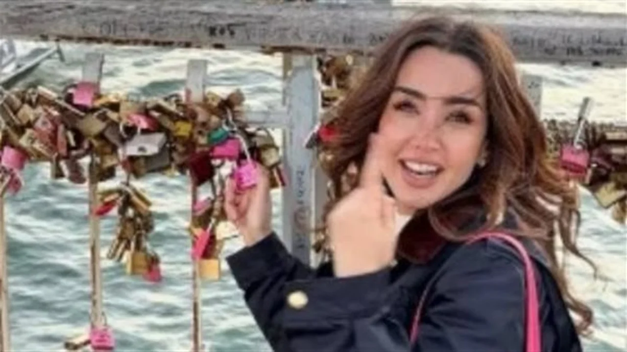 أناقة باريسية.. إطلالة شتوية كلاسيكية تخطف الأنظار لهنا الزاهد في العاصمة الفرنسية